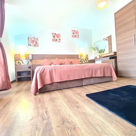 Garsoniera privata Bed and Breakfast Bucarest Esterno foto